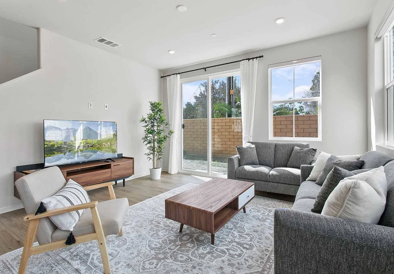 4 bed, 2034 sqft, $6,300 — Photo 1