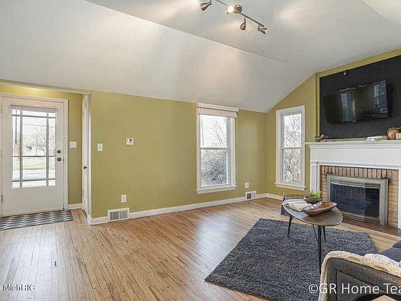 4th image of 1742 Burton St SE
