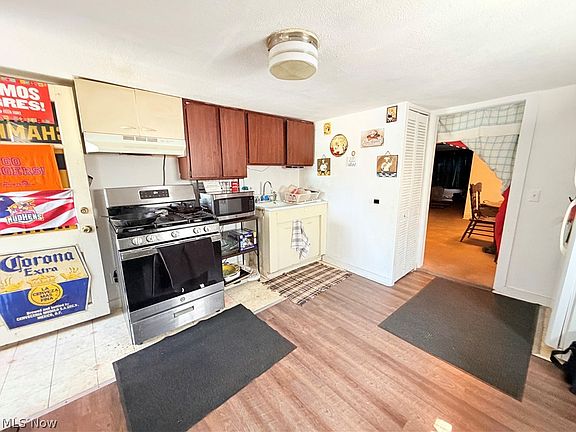 4th image of 678 Thomas St