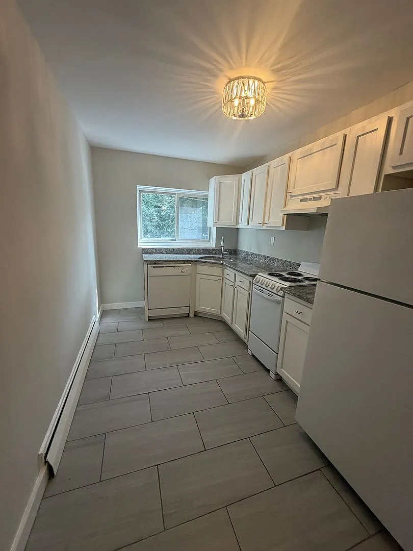2bed with living room apartment in Brighton available now — Photo 1