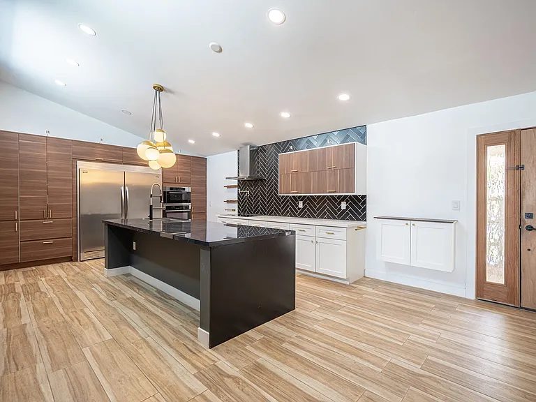 330 E Country Club Dr — Photo 37