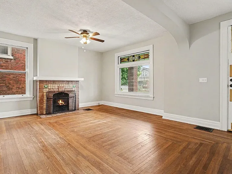 122 W 34th St — Photo 3
