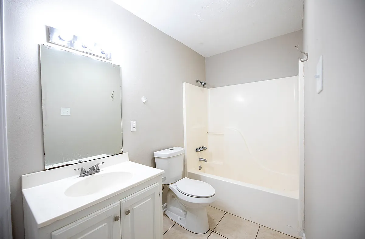883A-SISTRUNK-bathroom1_01162025 - 3 bed, 2.0 bath, 1100 sqft, $950