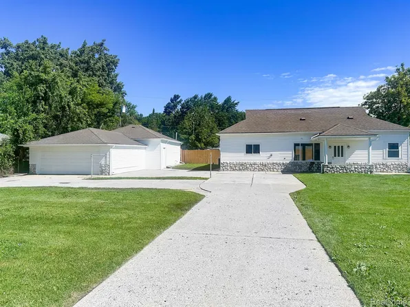 19819 Broadacres St, Clinton Township, MI 48035