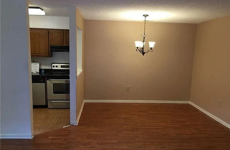 2 bed, 950 sqft, $2,300 — Photo 1