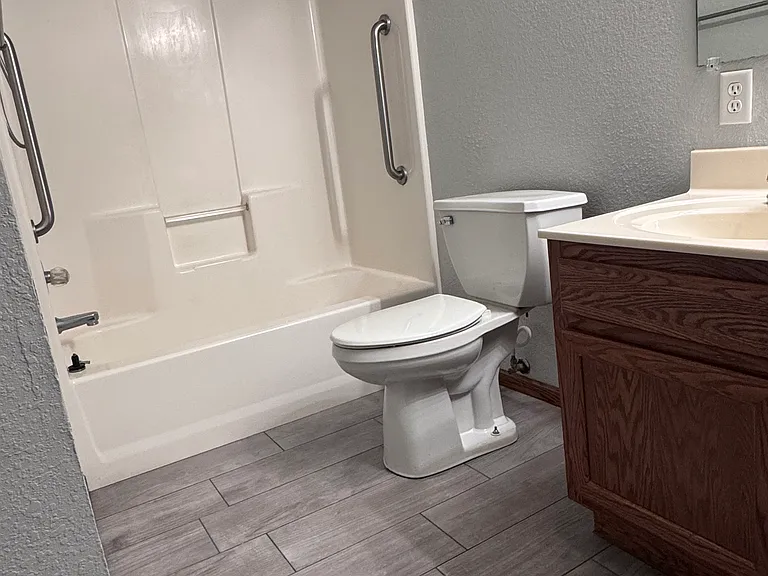 406 S Commercial St — Photo 13