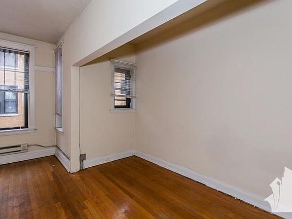 3rd image of 719 W Barry Ave #A3r