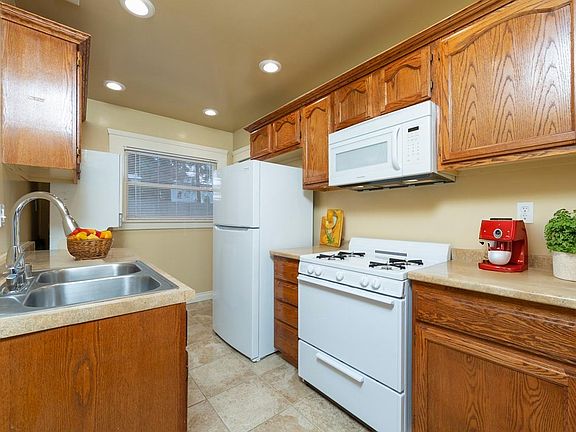 5th image of 15 Bonito Ave #15