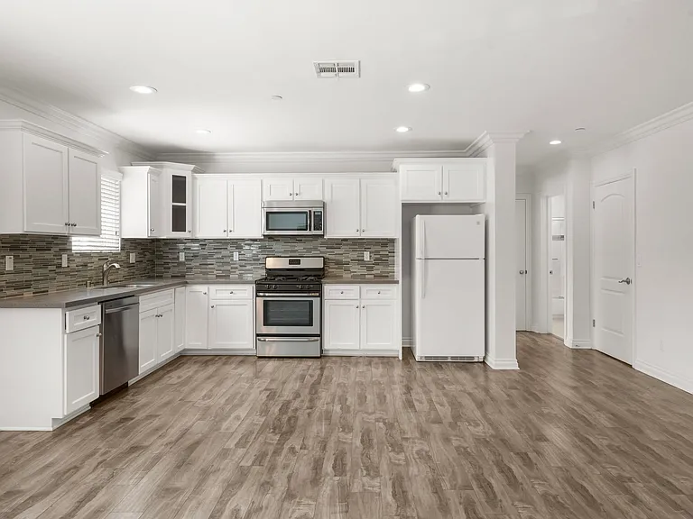 213 1/2 S Hoover St — Photo 5