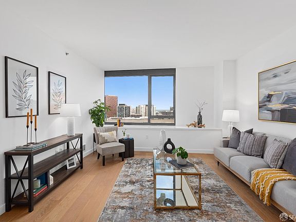 4th image of 260 King St Unit 1407