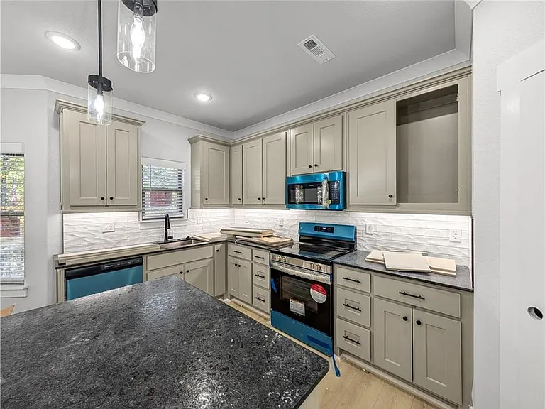 100 Selkirk Dr — Photo 4