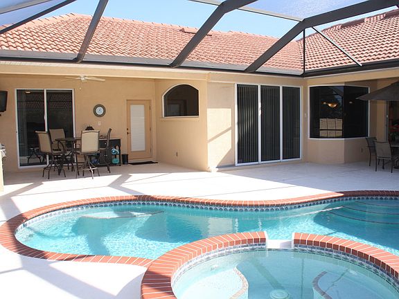 Built in pool w/ Spa
