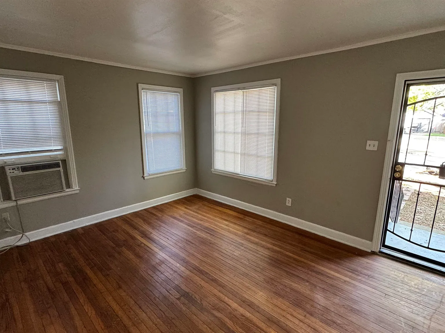 3 bed, 1.0 bath, 974 sqft, $1,095 — Photo 2