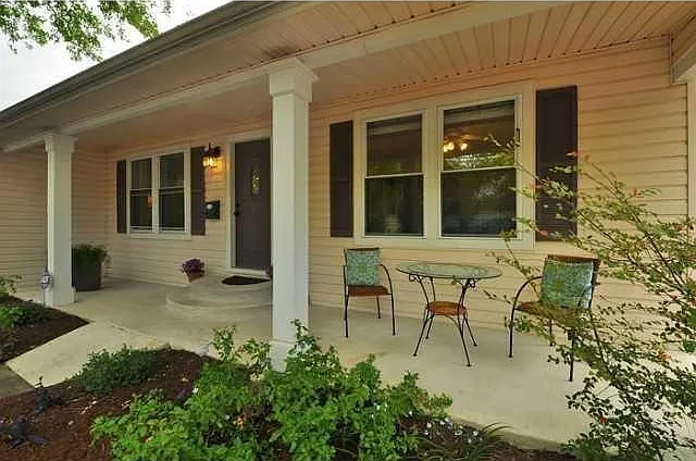 1404 Karen Ave — Photo 2
