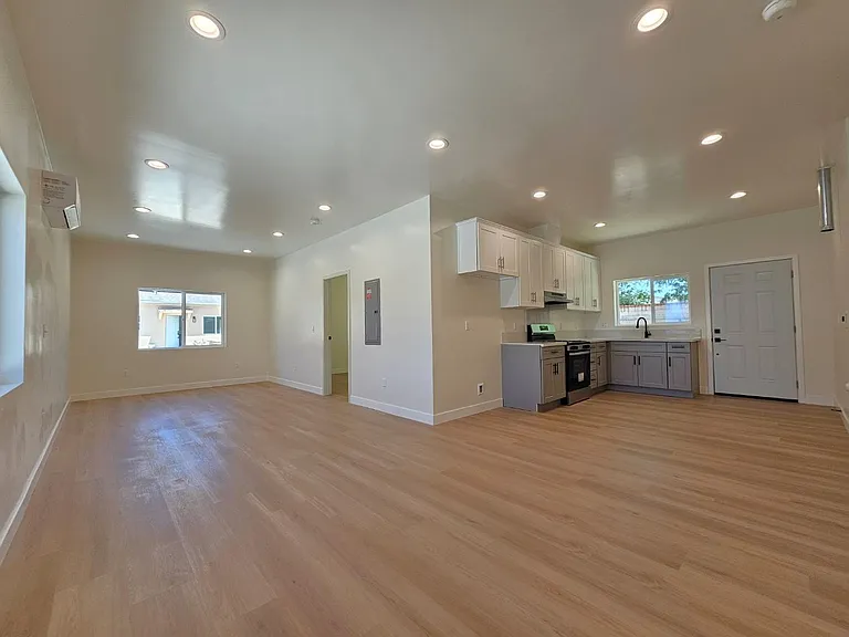 11821 Pipeline Ave #1 — Photo 4