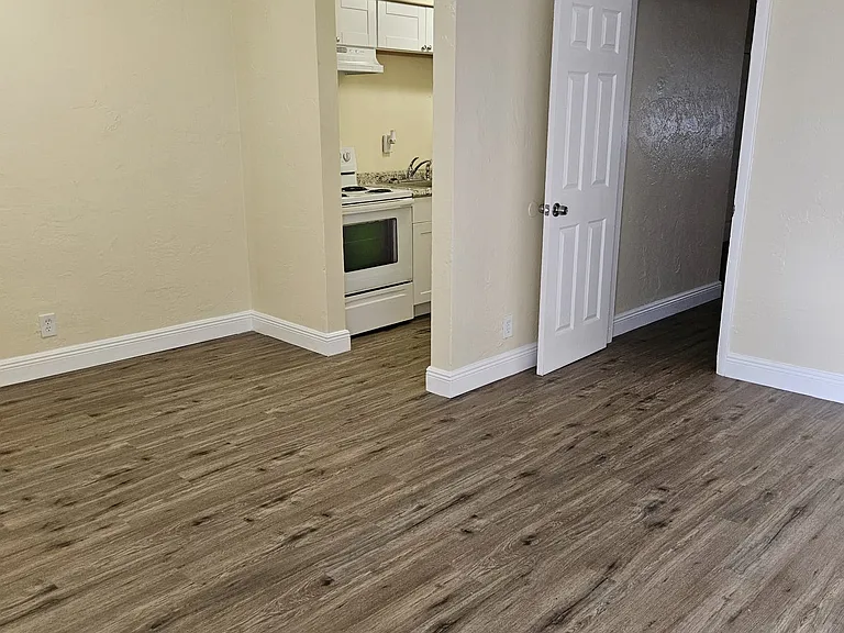 521 NE 35th Ct — Photo 5