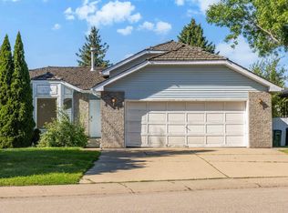 4 Blue Quill Cres NW, Edmonton, AB T6J 6C2