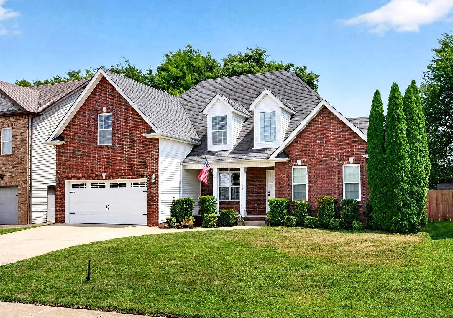 No HOA & only Miles from Ft. Campbell! 4 Bedroom House in Established Neighborhood. — Photo 1