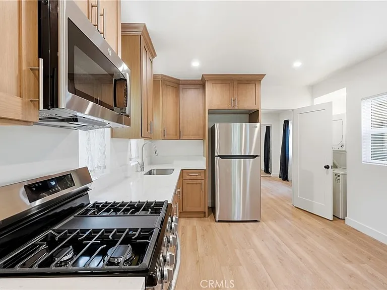 1219 N Hoover St #B — Photo 6