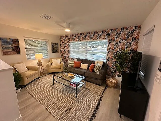 2 bed, 1.0 bath, 774 sqft, $3,995 — Photo 2