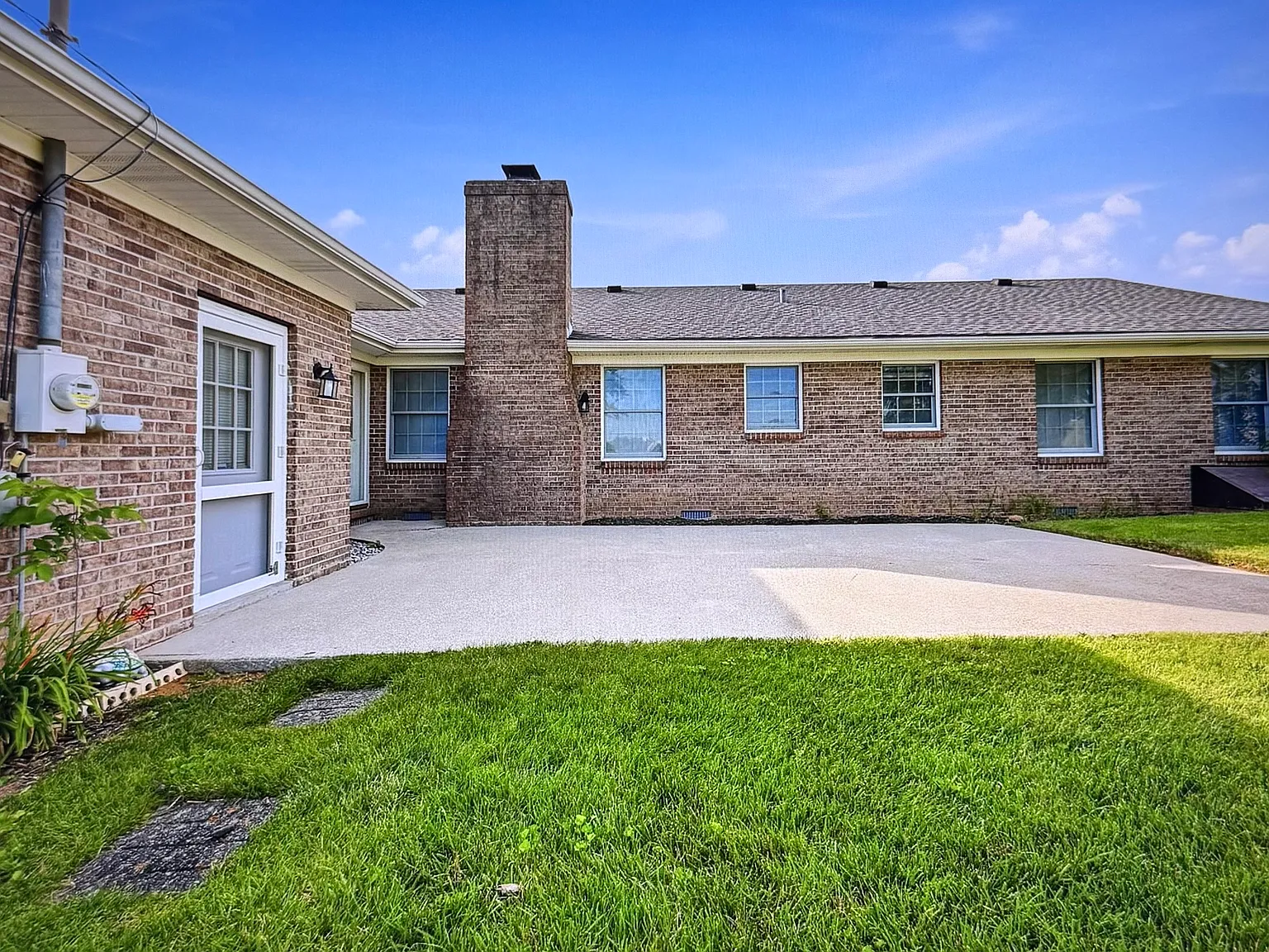 3 bed, 2.5 bath, 2284 sqft, $1,850 — Photo 3