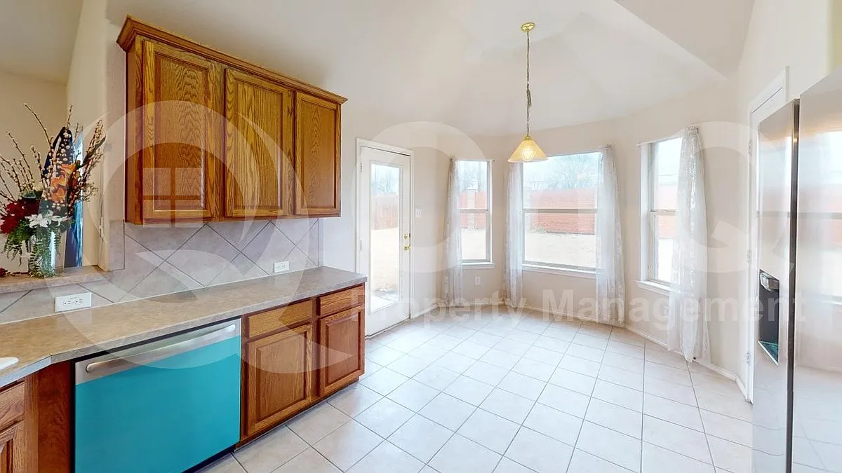 3 bed, 2.0 bath, 1750 sqft, $2,250 — Photo 4