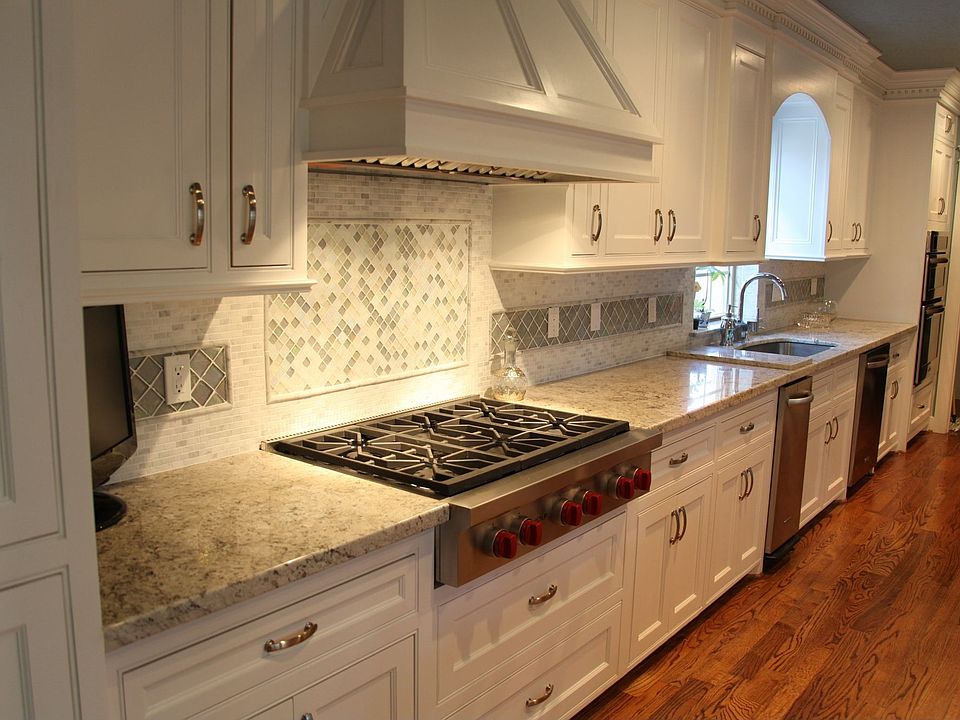 1st image of 10 Lakeview Dr