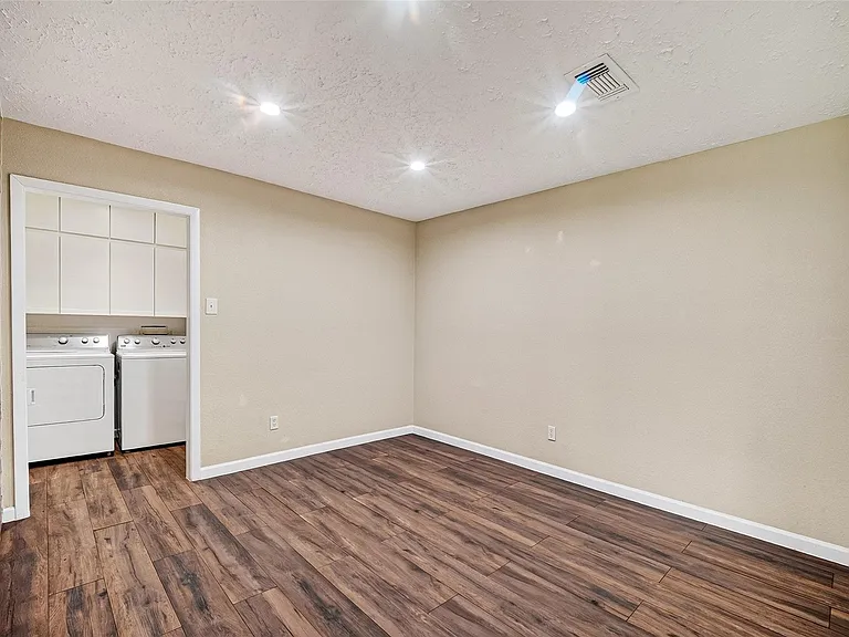 711 Leicester Ln — Photo 18