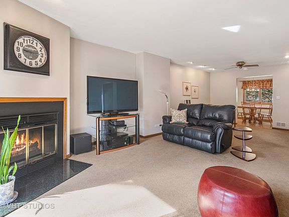 5th image of 6147 Lincoln Ave Unit D