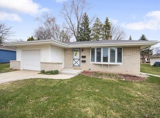 6012 Oriole Ln, Greendale, WI 53129