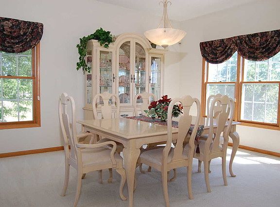 3rd image of 1450 Della Dr