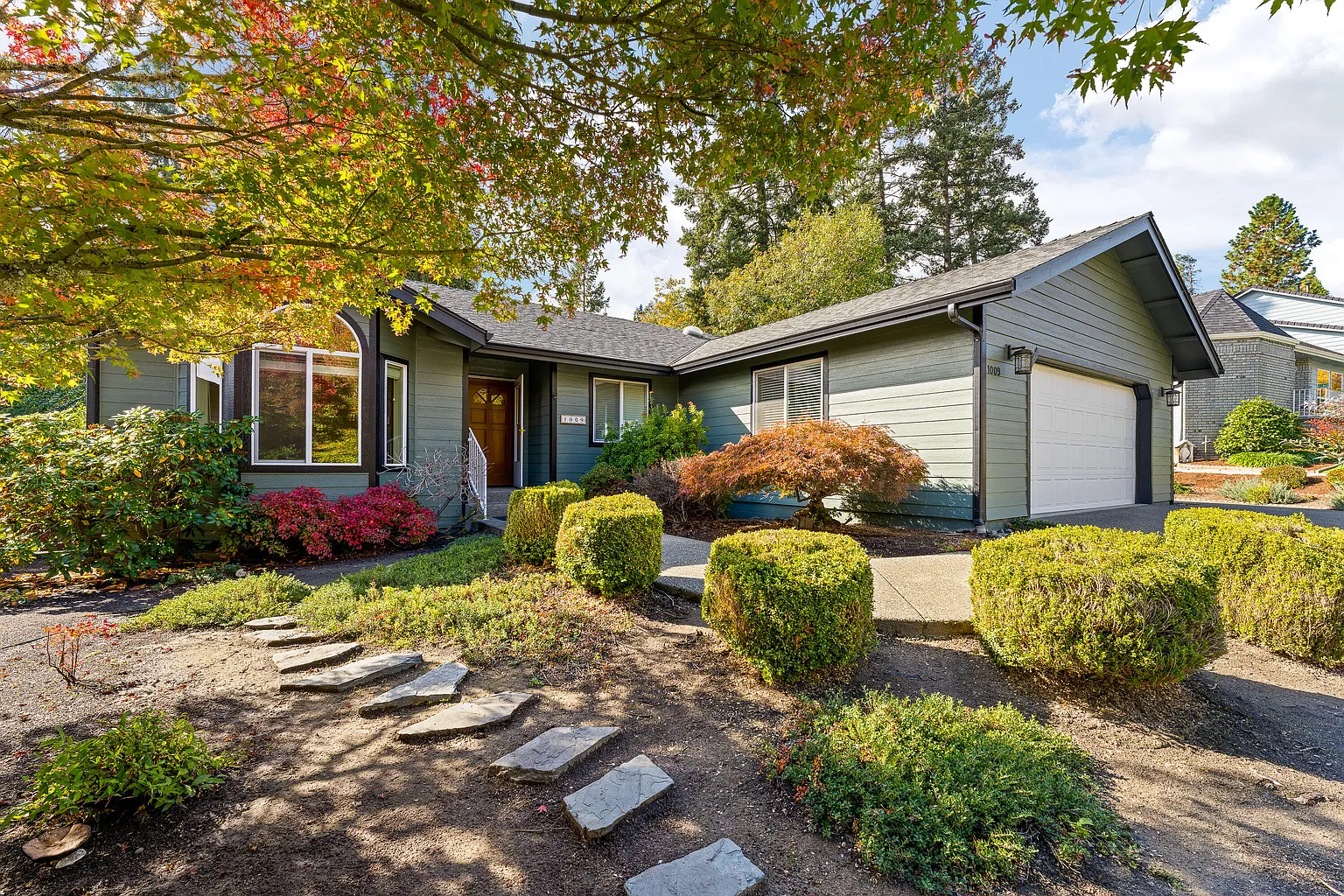 1009 NW Regent Dr photo 1