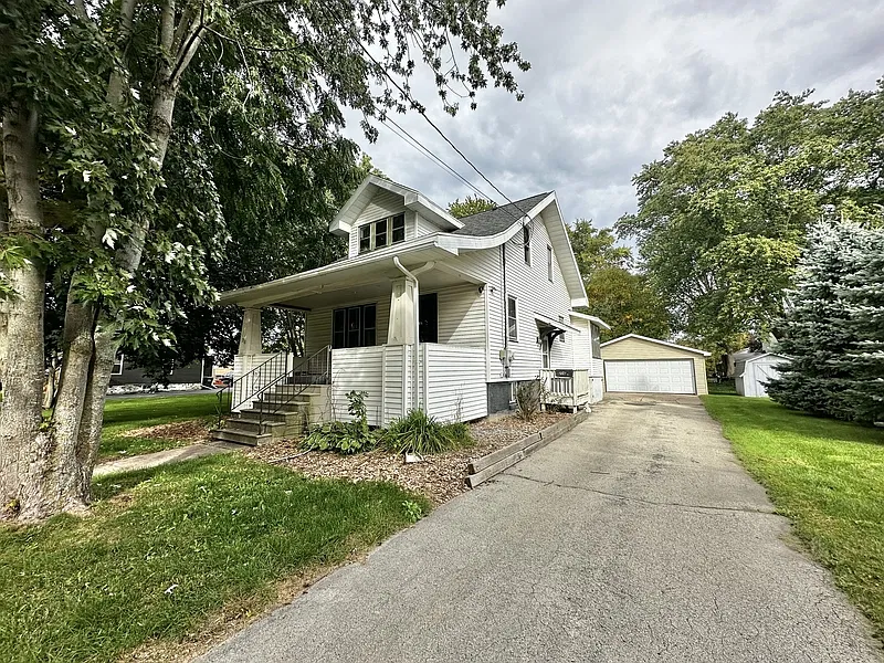 3 bed, 2.0 bath, 1304 sqft, $1,599 — Photo 1