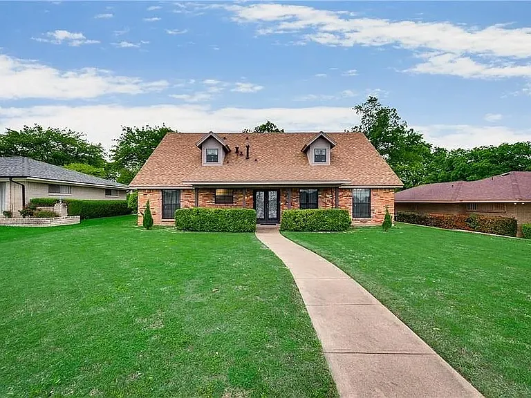 2011 W Red Bird Ln — Photo 16