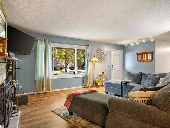 4th image of 3011 Pineview Dr