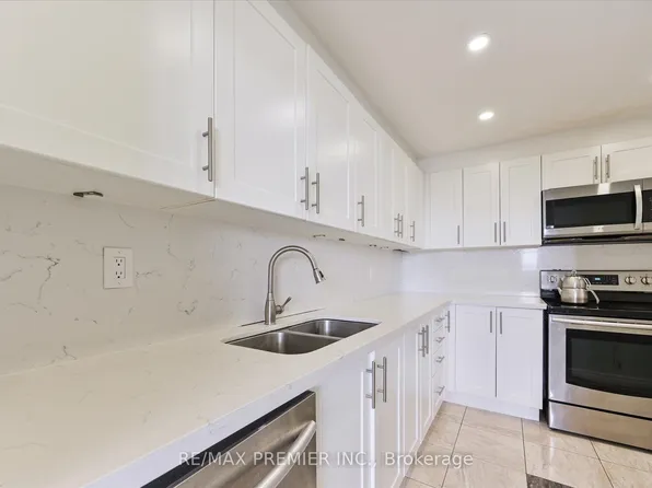 80 Grandravine Dr #716, Toronto, ON M3J 1B2