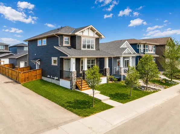8 SW Bergamot St, Okotoks, AB T1S 5R9