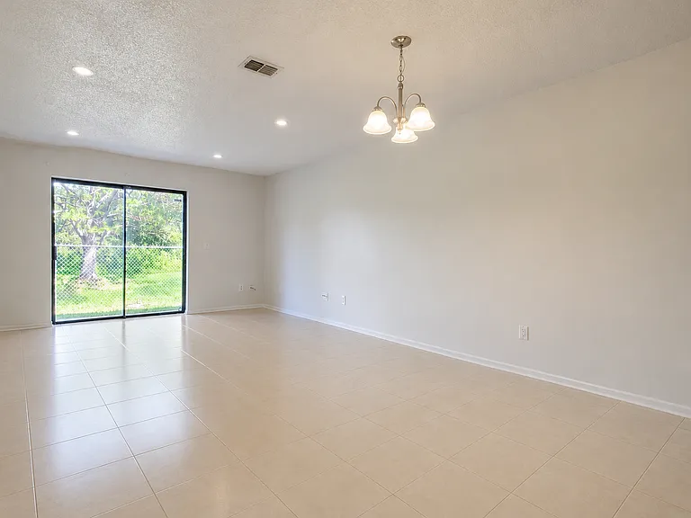 205 Eden Ln — Photo 4
