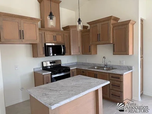 3 bed, 2.0 bath, 1500 sqft, $1,600 — Photo 3