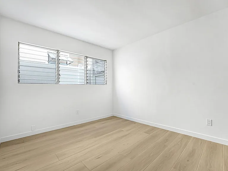 1241 9th St in Santa Monica. Steps to Wilshire Blvd! — Photo 17