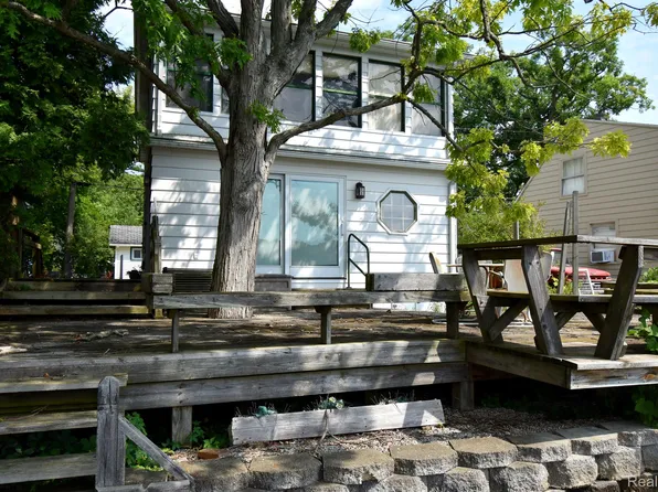 11584 Riverbank Ln, Pinckney, MI 48169