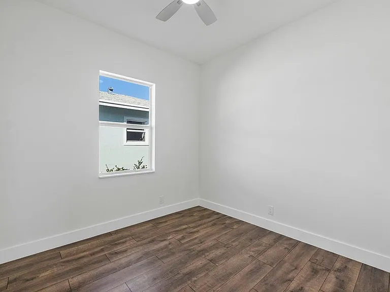 1573 W 16th St — Photo 10