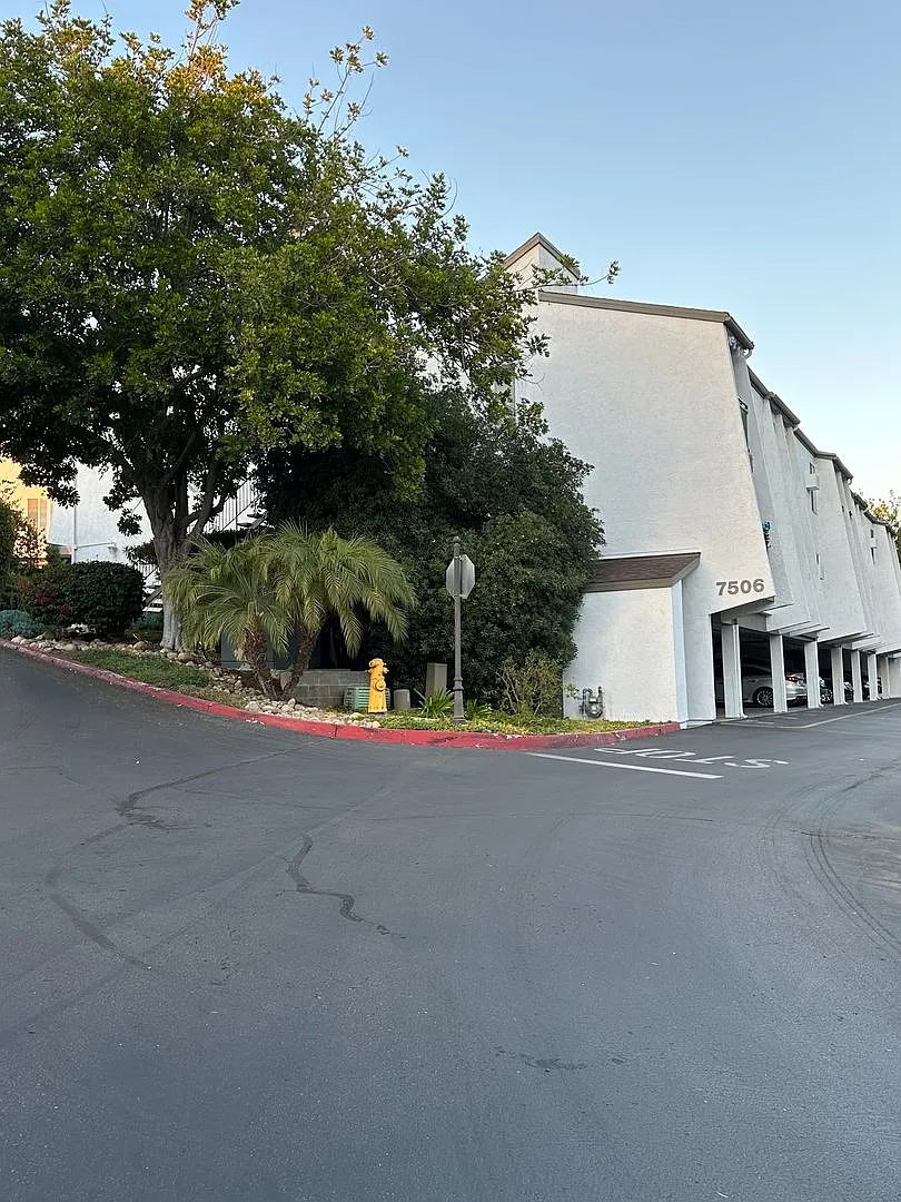Building Photo - 7506 Parkway Dr #206