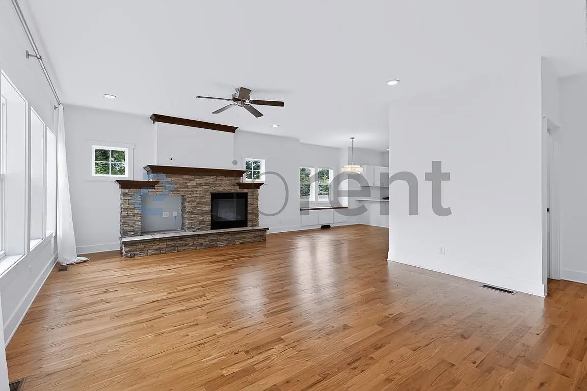 4 bed, 2.5 bath, 1920 sqft, $3,150 — Photo 2