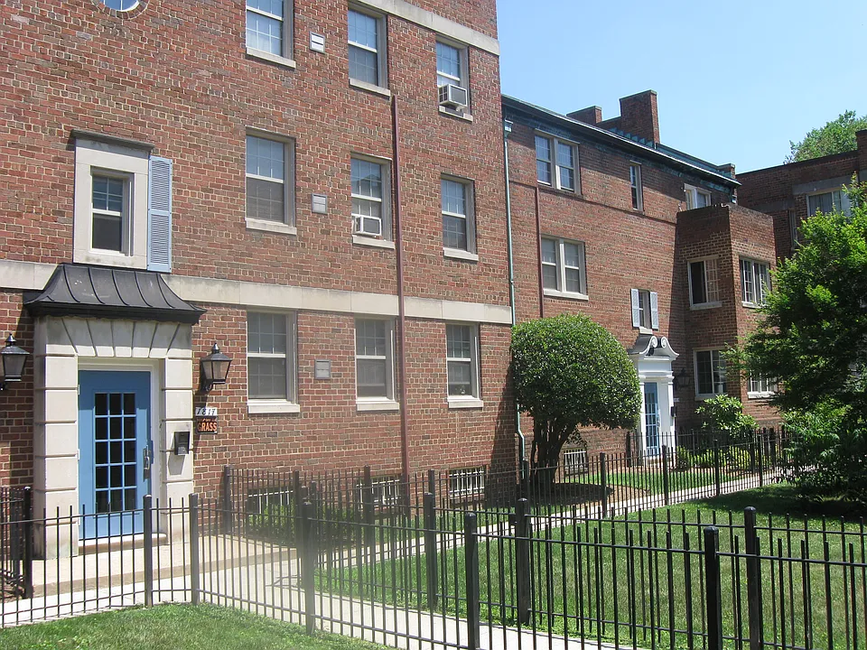 1827 P St SE