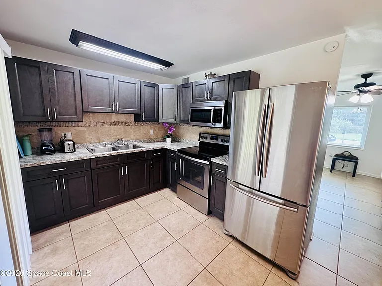 1812 Oakwood Dr — Photo 4