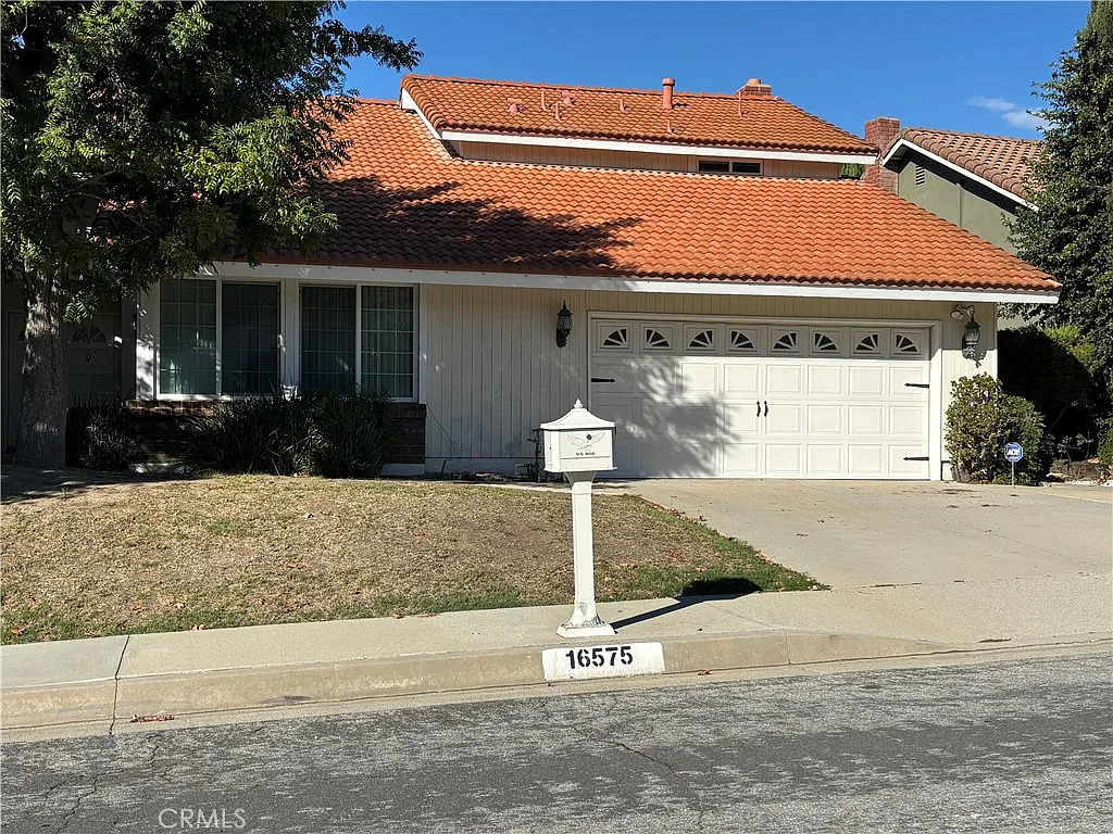 4 bed, 2.5 bath, 2236 sqft, $4,500 — Photo 2