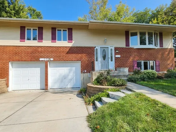 132 N Kitson Dr, Palatine, IL 60074