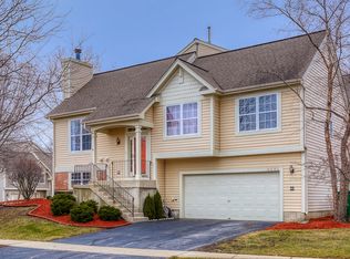 810 Essex Cir, Grayslake, IL 60030