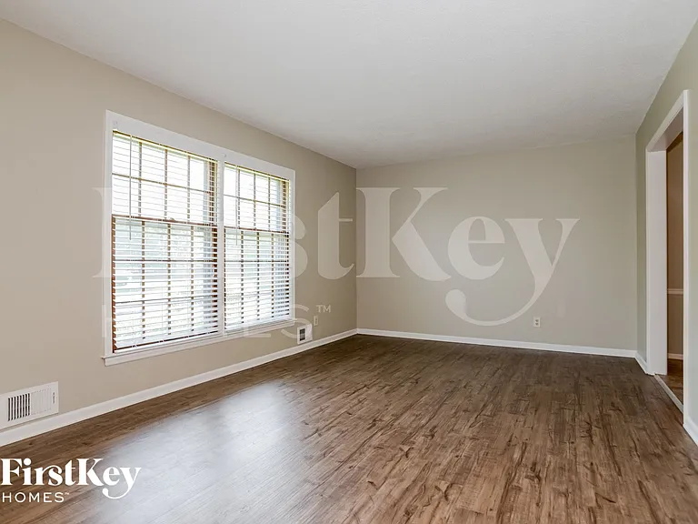 4501 E 104th St — Photo 5